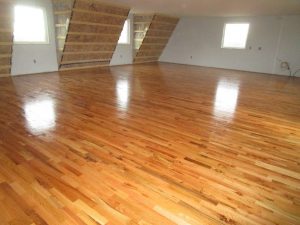 Red-Oak-Prefinished_3-Common_Utility-Grade_Room-Scene-