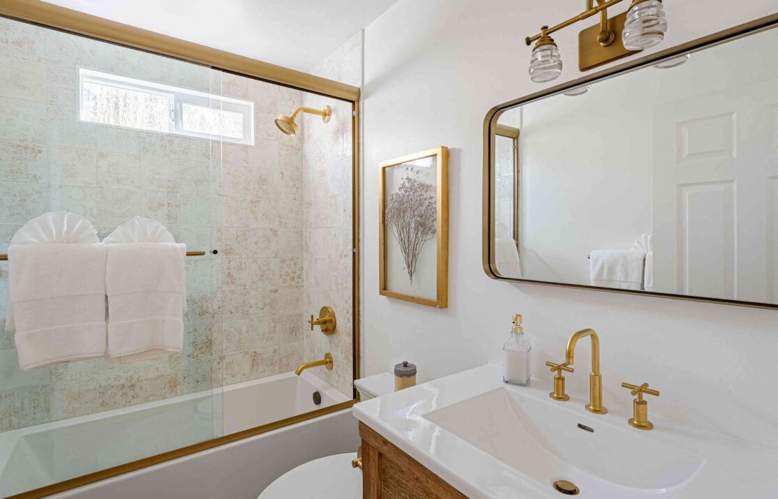 SPR-small-bathroom-ideas-on-a-budget-7108156-ea10cd40b5f34ed5b1dc3b53dbc85d7c