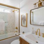 SPR-small-bathroom-ideas-on-a-budget-7108156-ea10cd40b5f34ed5b1dc3b53dbc85d7c